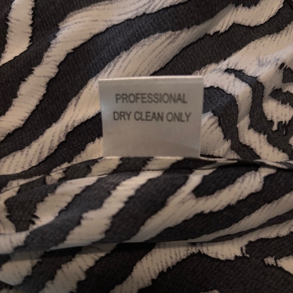 NWOT St. John Black and White Patterned Women’s Ruffled Blouse Sz 16 Fits as Lg - Picture 8 of 10